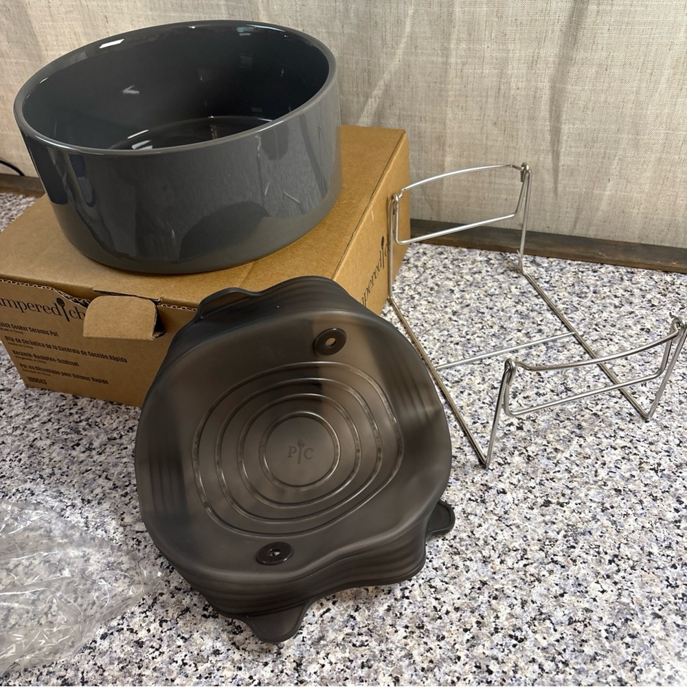Pampered Chef Quick Cooker Ceramic Pot 100043 with Silicone Lid & Rack